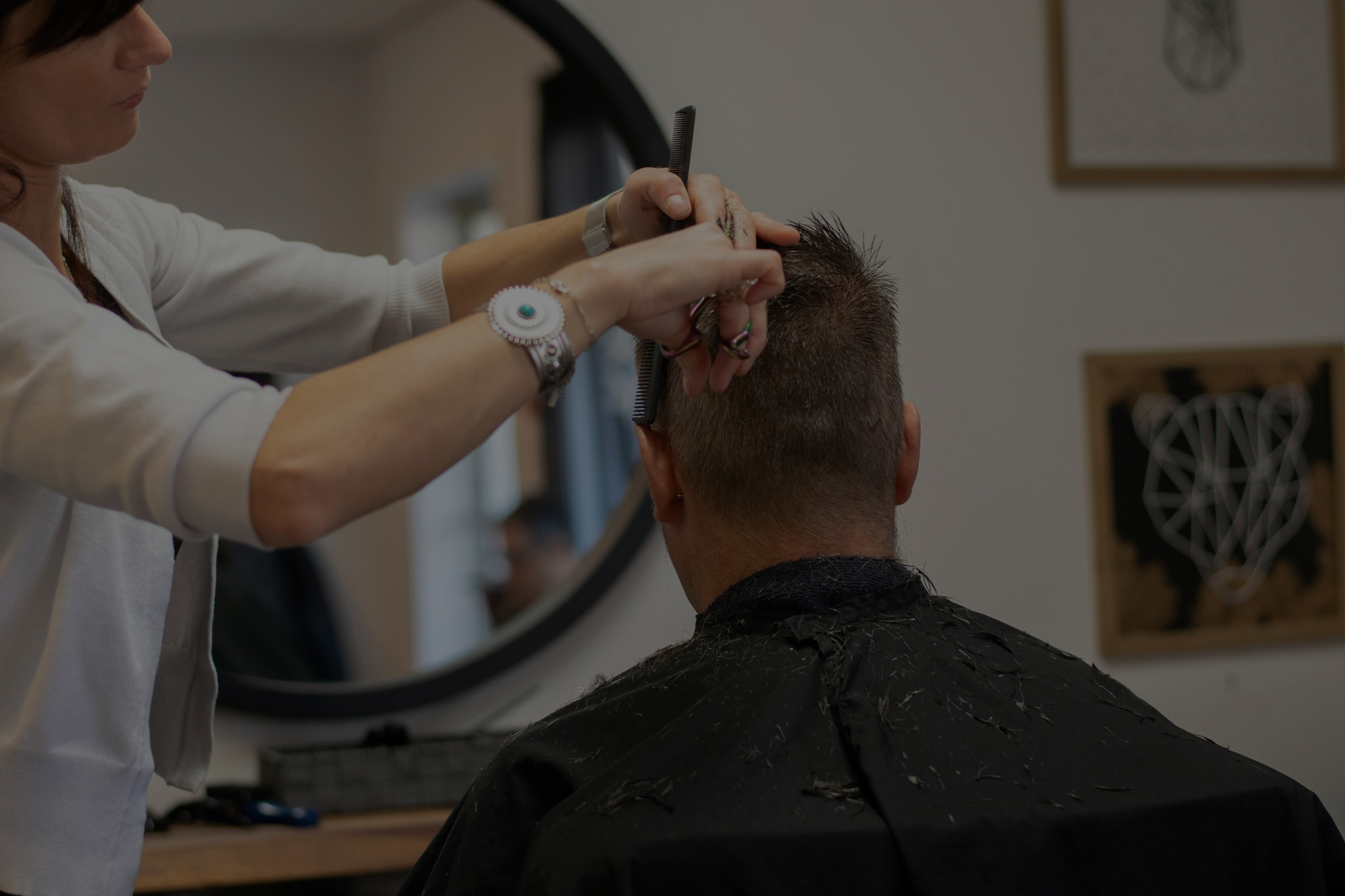 Meg coupant les cheveux d'un homme avec précision chez La Shop à Meg, barbier à Sherbooke